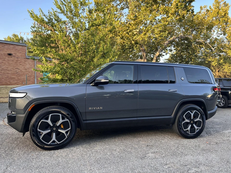 2023 Rivian R1S - Image 2 of 31