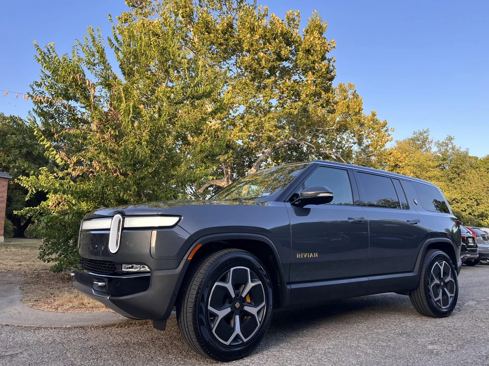 2023 Rivian R1S - Image 5 of 31