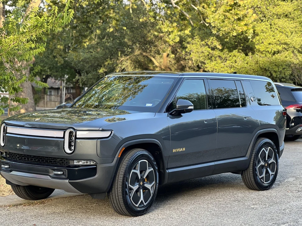2023 Rivian R1S - Image 8 of 31