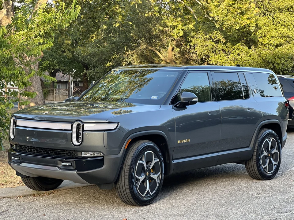 2023 Rivian R1S - Image 7 of 31