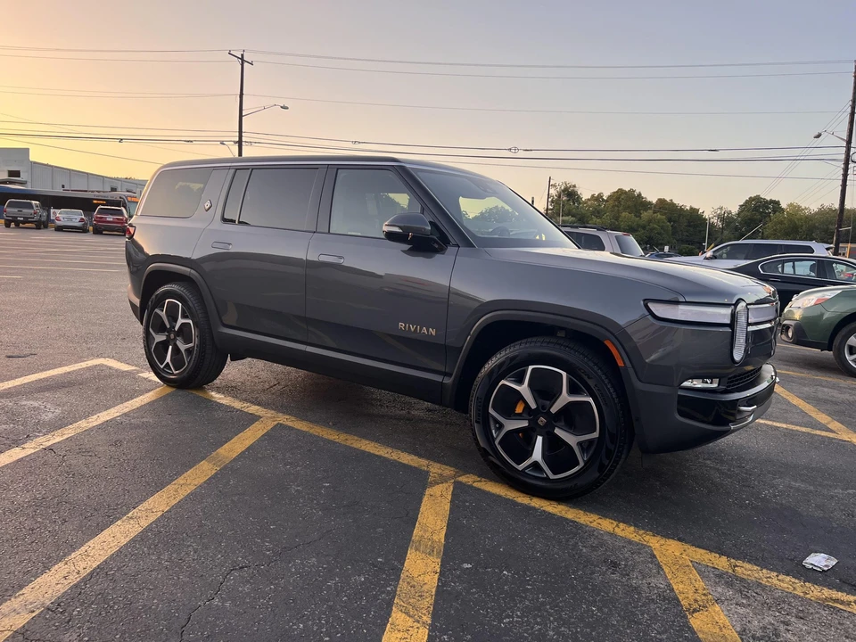 2023 Rivian R1S - Image 14 of 31