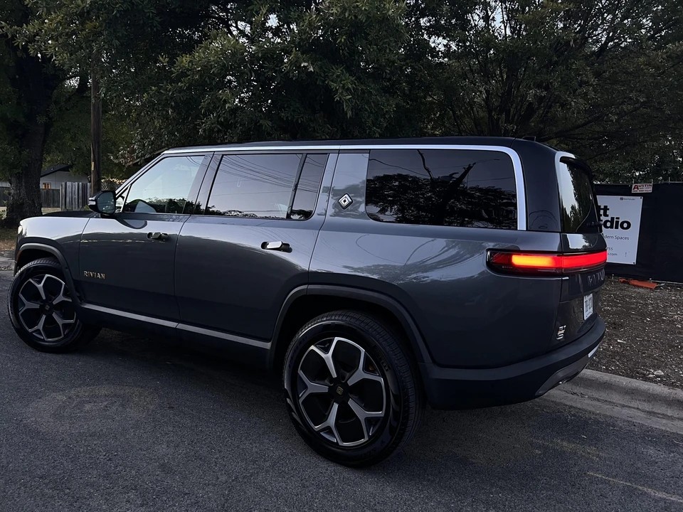 2023 Rivian R1S - Image 18 of 31