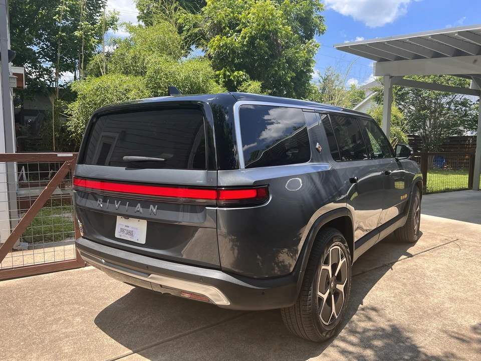 2023 Rivian R1S - Image 15 of 31