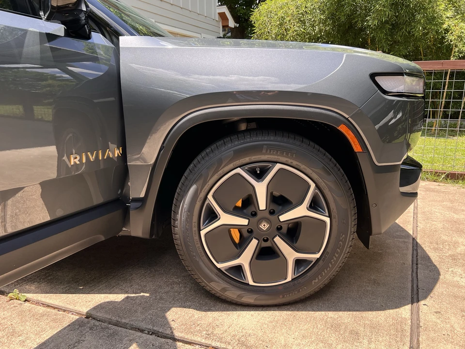 2023 Rivian R1S - Image 25 of 31