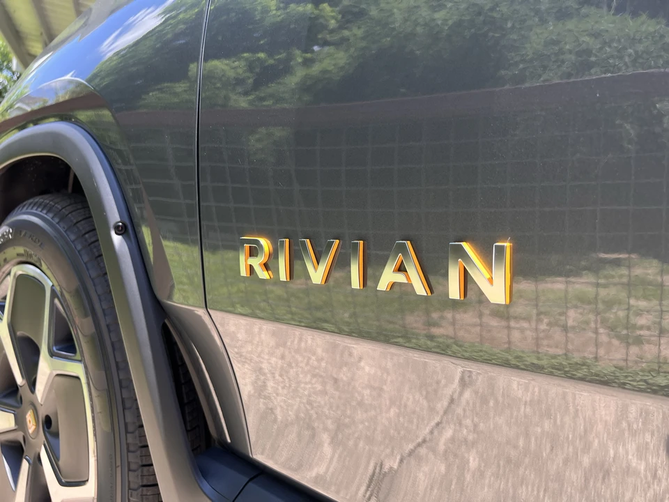 2023 Rivian R1S - Image 27 of 31