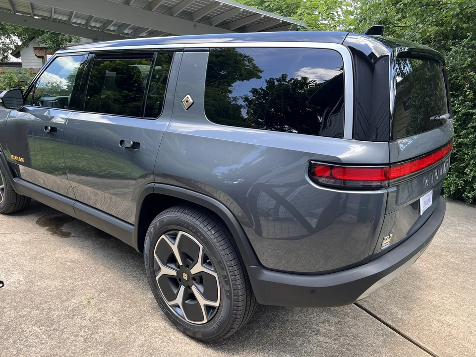 2023 Rivian R1S - Image 17 of 31