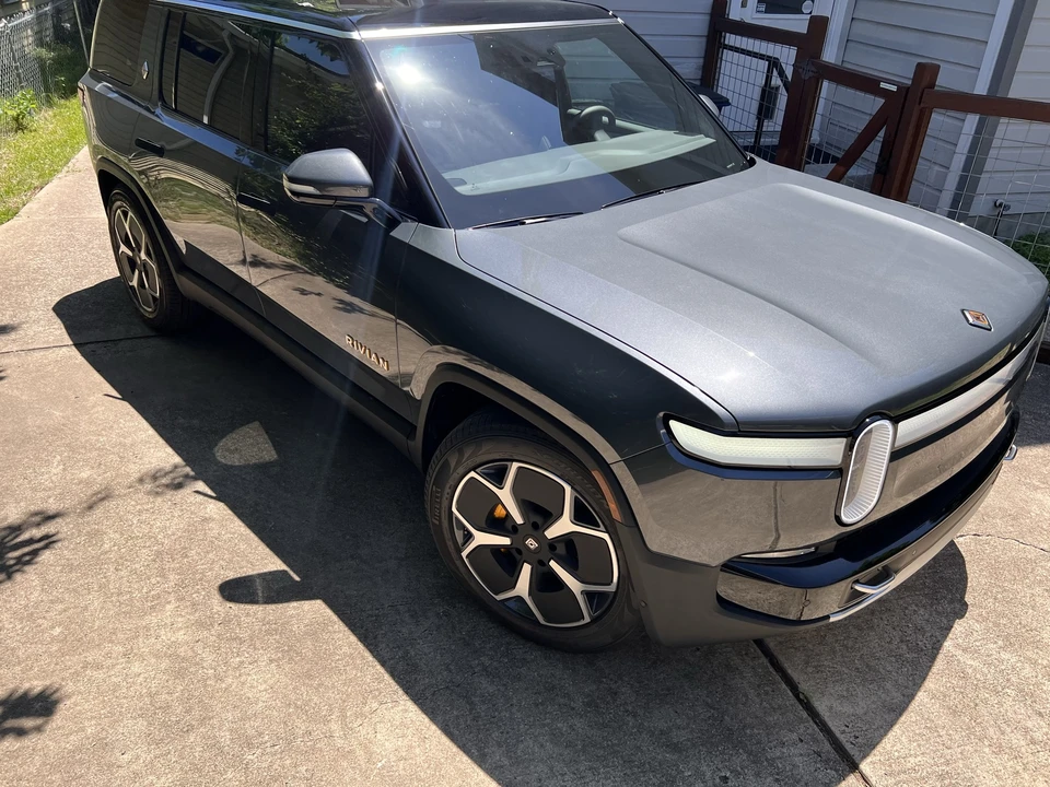 2023 Rivian R1S - Image 12 of 31