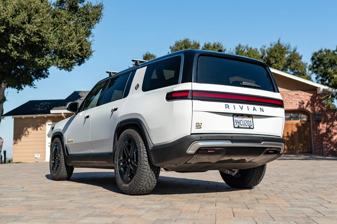2023 Rivian R1S - Image 10 of 31