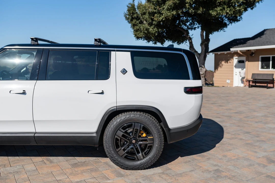 2023 Rivian R1S - Image 18 of 31