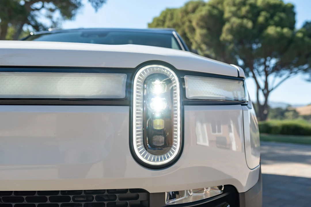 2023 Rivian R1S - Image 13 of 31