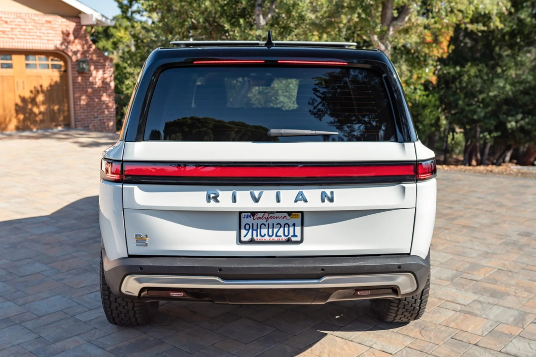 2023 Rivian R1S - Image 11 of 31