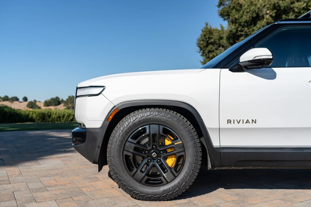2023 Rivian R1S - Image 17 of 31