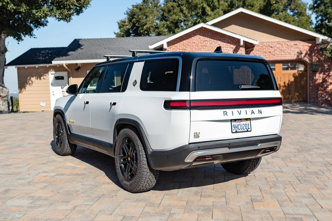 2023 Rivian R1S - Image 8 of 31