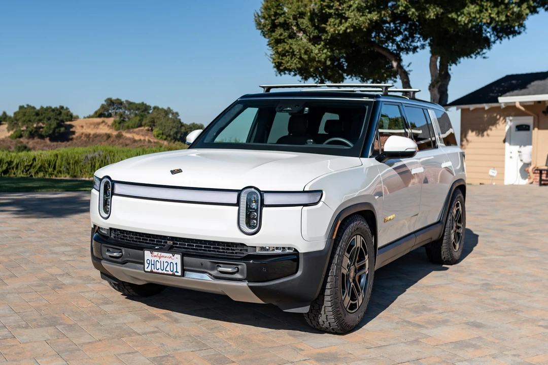 2023 Rivian R1S - Image 2 of 31