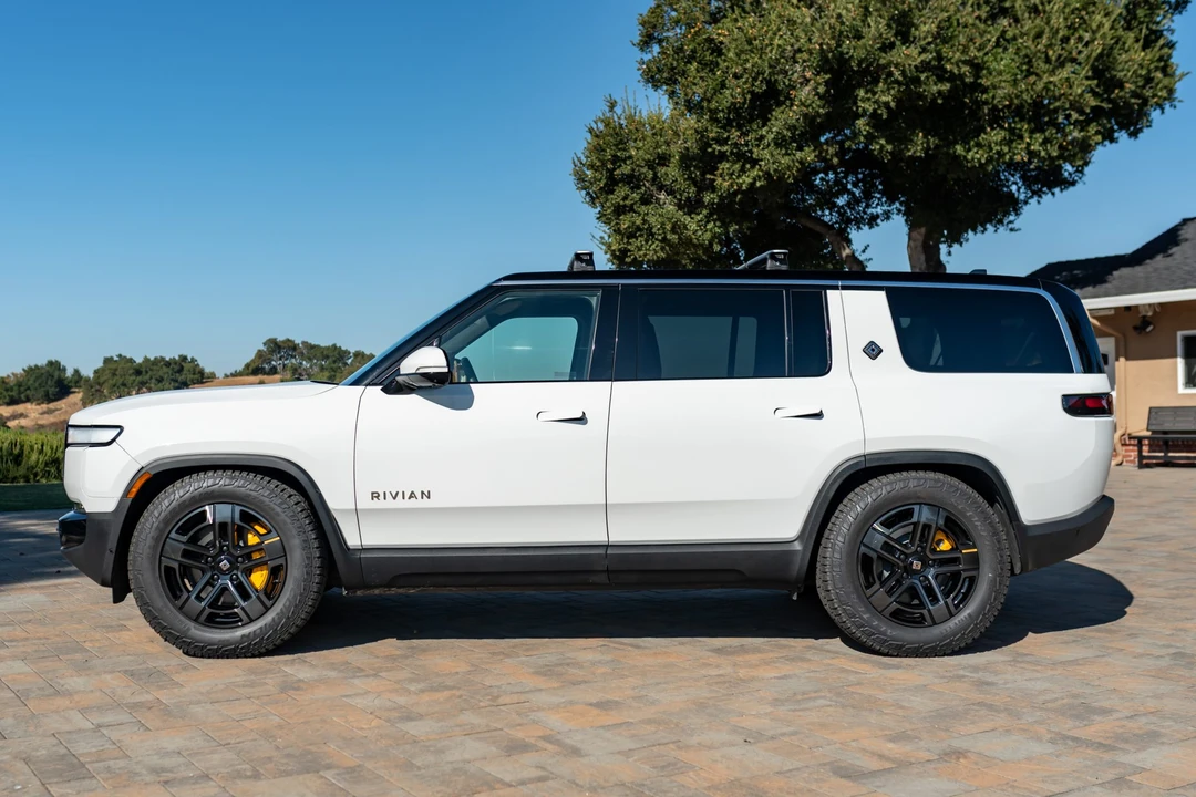 2023 Rivian R1S - Image 9 of 31
