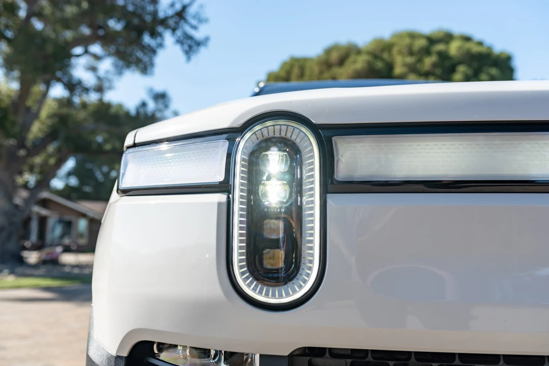 2023 Rivian R1S - Image 12 of 31