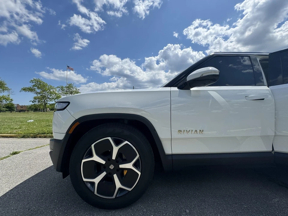 2023 Rivian R1S - Image 28 of 31