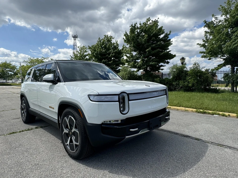 2023 Rivian R1S - Image 18 of 31
