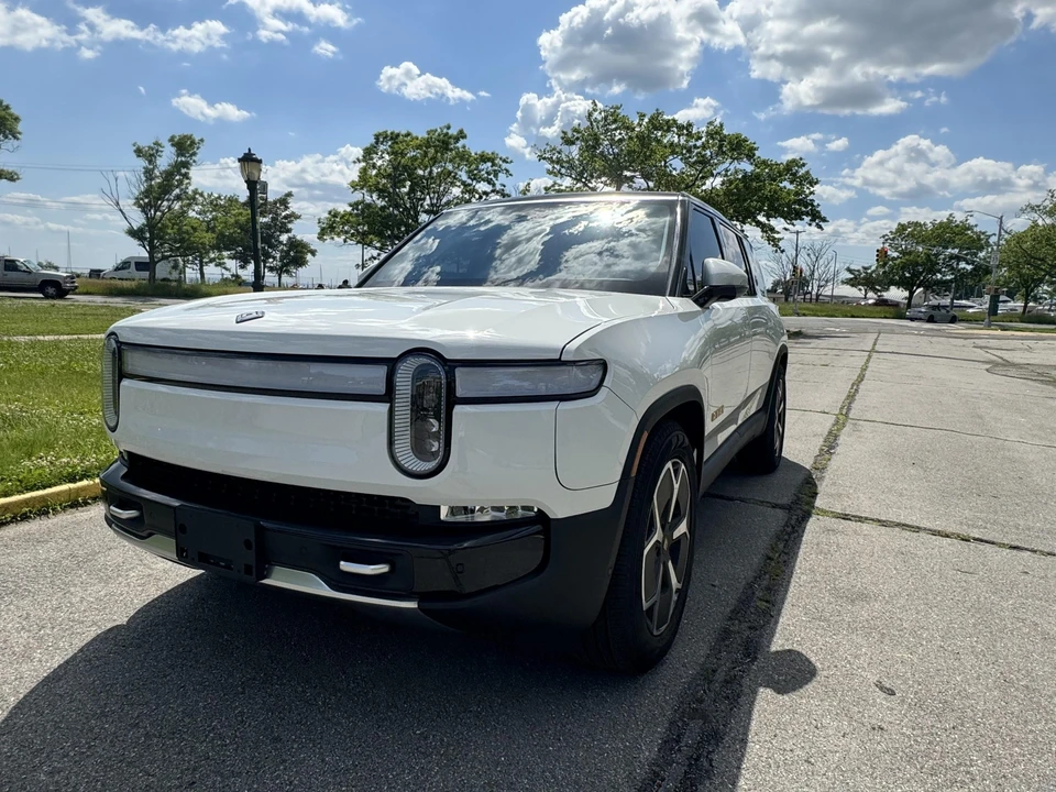 2023 Rivian R1S - Image 2 of 31