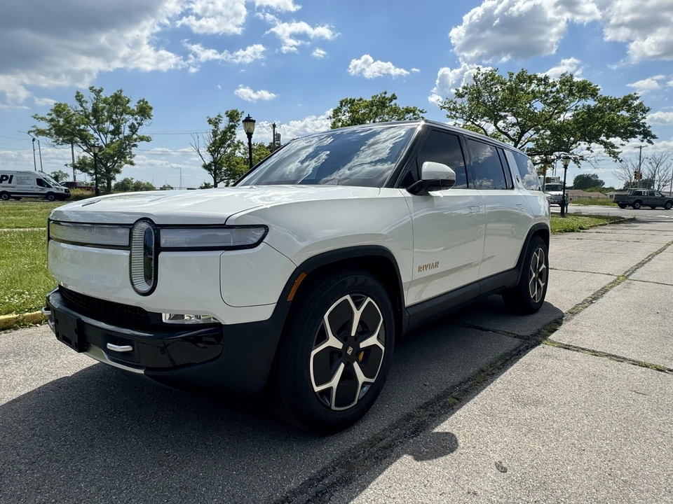 2023 Rivian R1S - Image 3 of 31