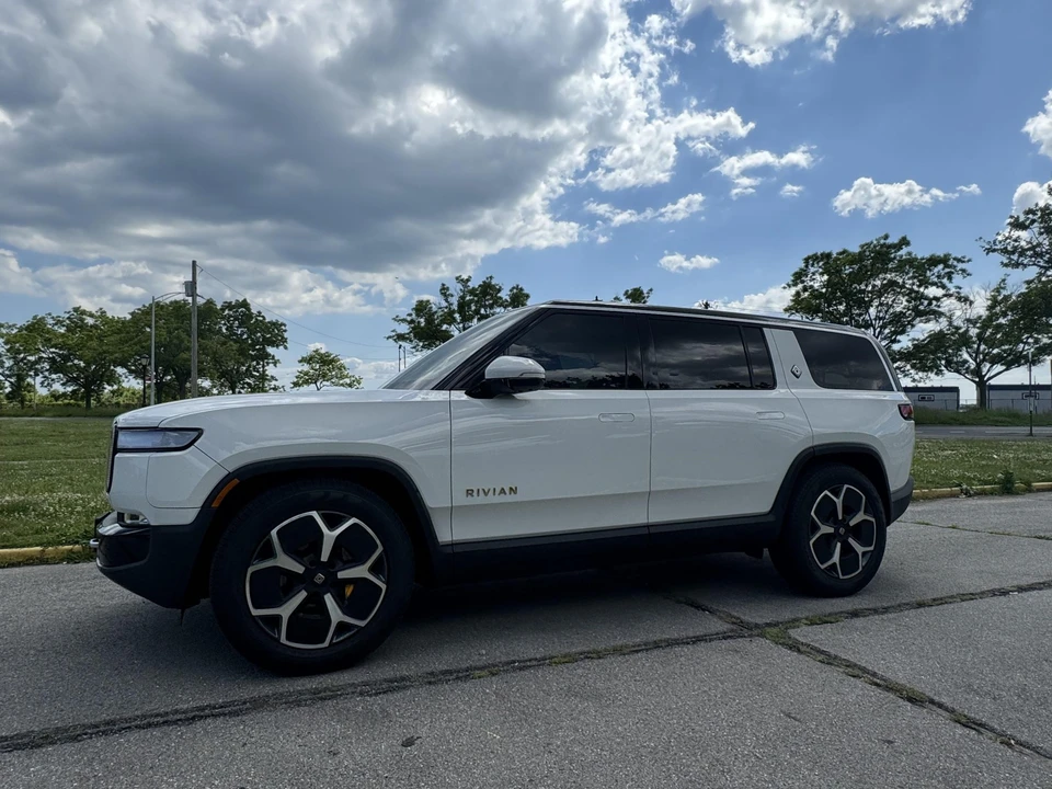 2023 Rivian R1S - Image 7 of 31