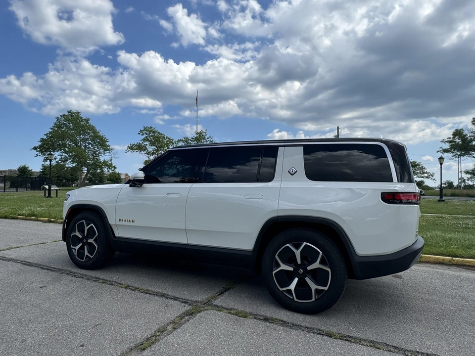 2023 Rivian R1S - Image 9 of 31