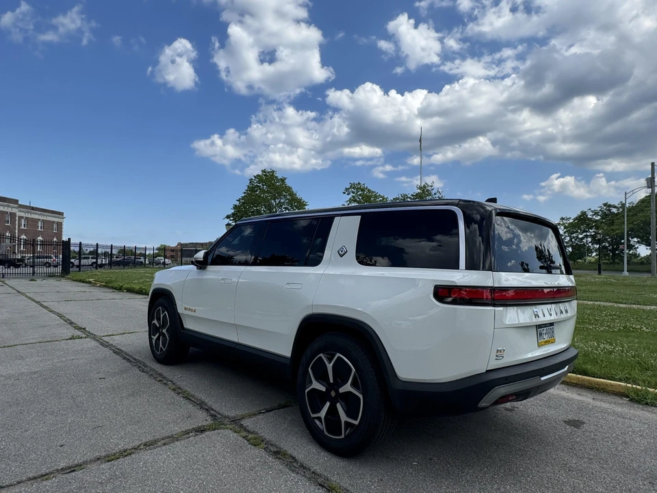 2023 Rivian R1S - Image 10 of 31