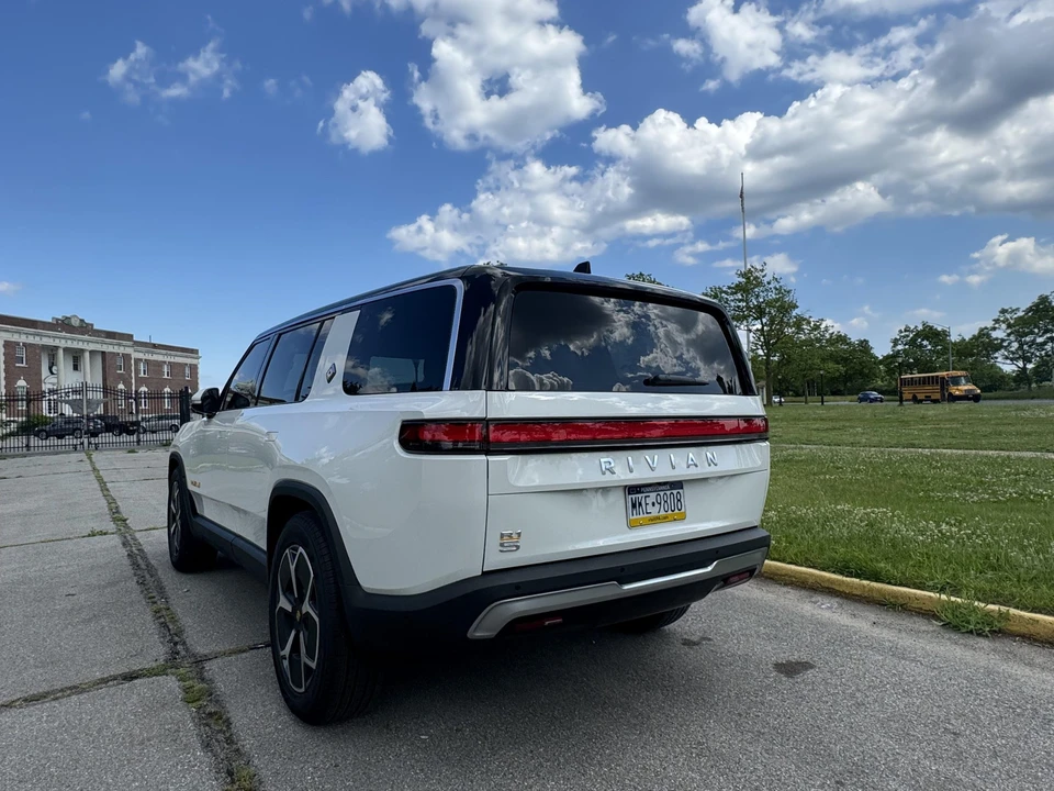 2023 Rivian R1S - Image 11 of 31