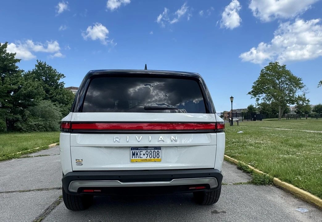 2023 Rivian R1S - Image 12 of 31