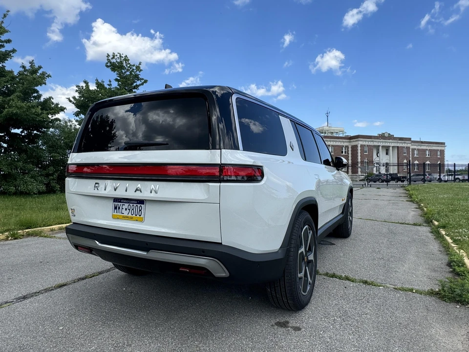 2023 Rivian R1S - Image 13 of 31