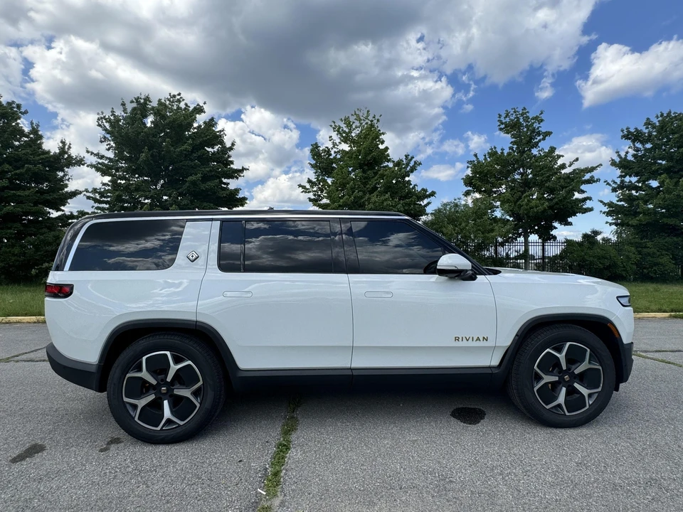2023 Rivian R1S - Image 15 of 31