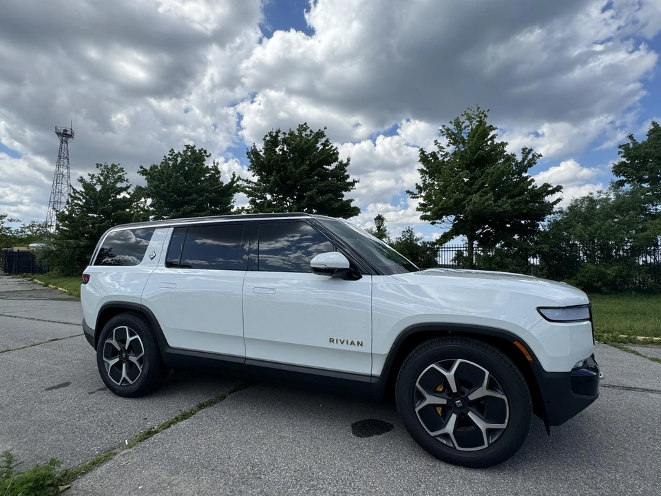 2023 Rivian R1S - Image 16 of 31