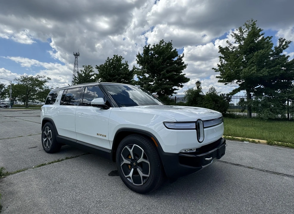2023 Rivian R1S - Image 17 of 31