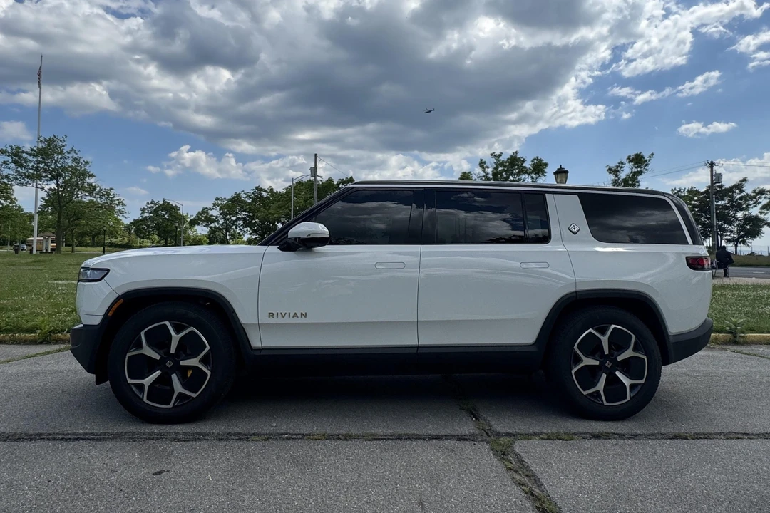 2023 Rivian R1S - Image 8 of 31
