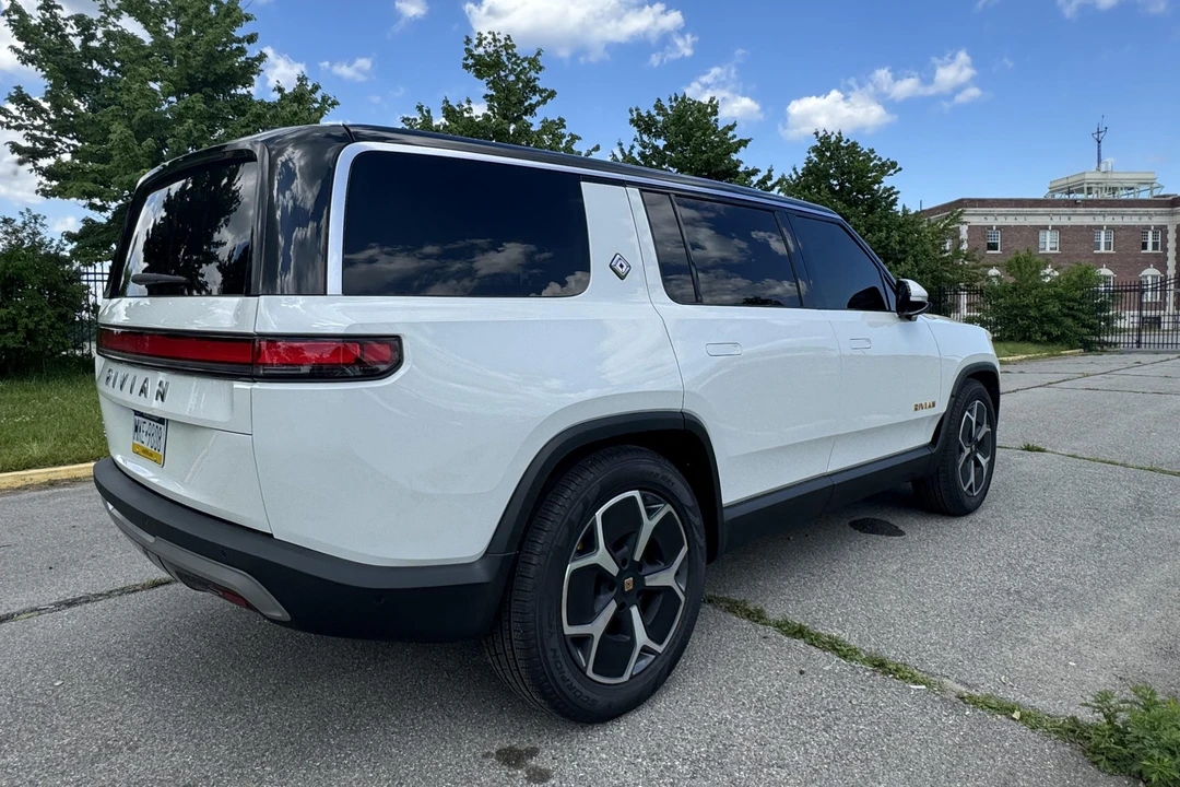 2023 Rivian R1S - Image 14 of 31