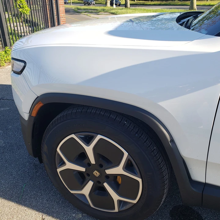 2023 Rivian R1S - Image 30 of 31