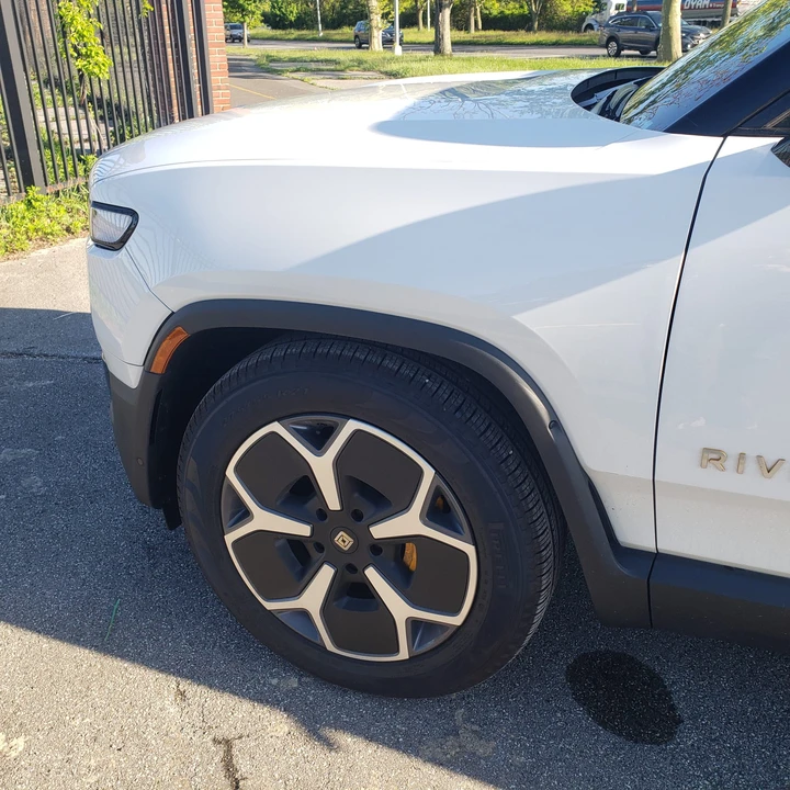 2023 Rivian R1S - Image 29 of 31