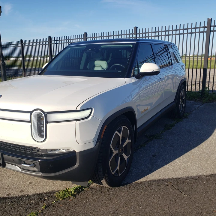 2023 Rivian R1S - Image 24 of 31