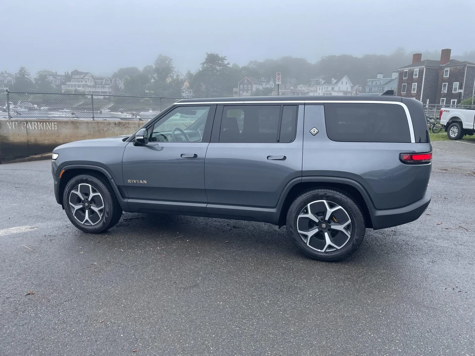 2023 Rivian R1S - Image 6 of 31