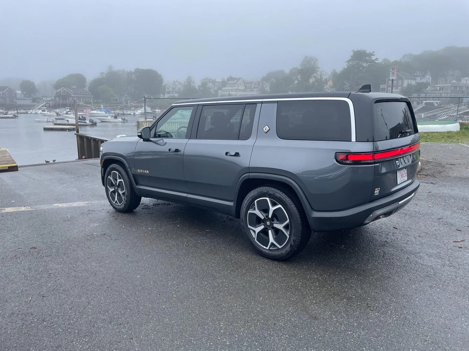 2023 Rivian R1S - Image 7 of 31