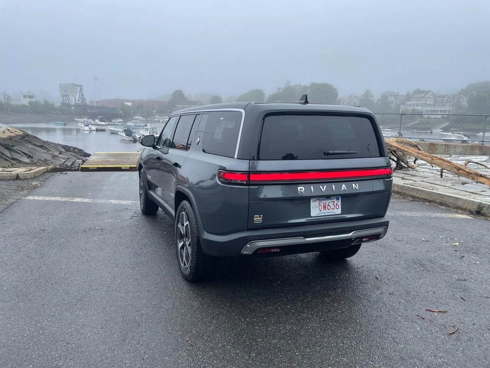 2023 Rivian R1S - Image 9 of 31