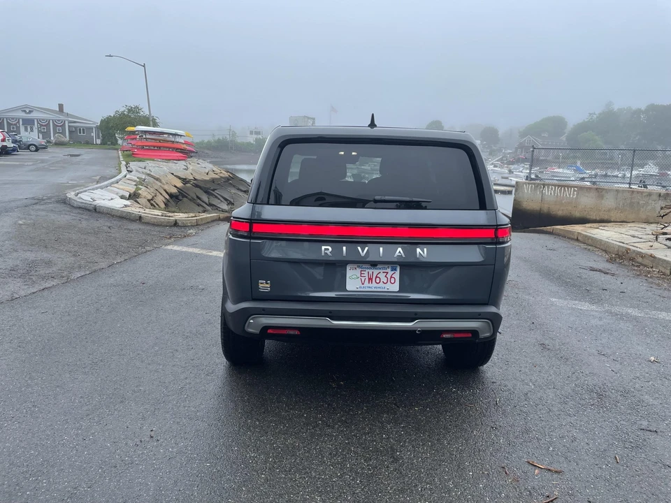 2023 Rivian R1S - Image 10 of 31
