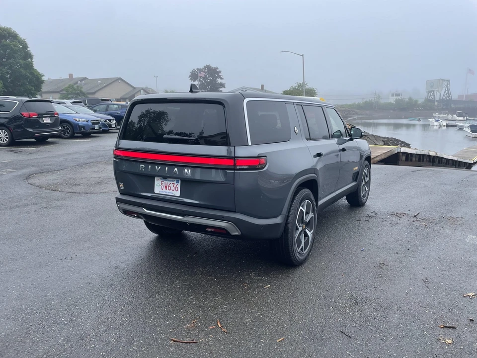 2023 Rivian R1S - Image 12 of 31