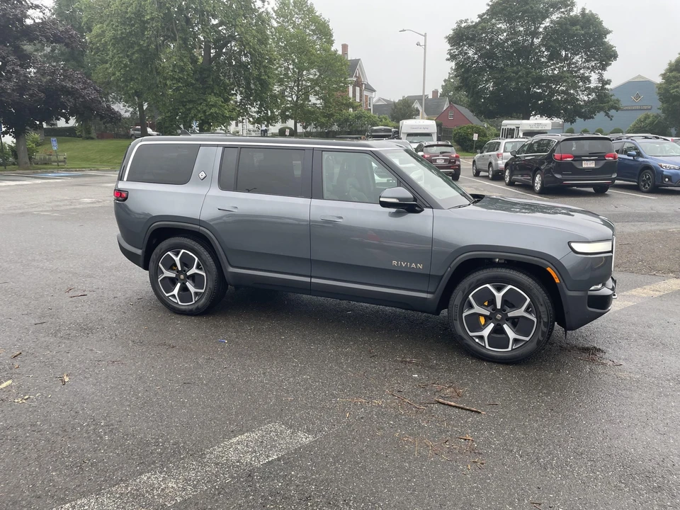 2023 Rivian R1S - Image 17 of 31