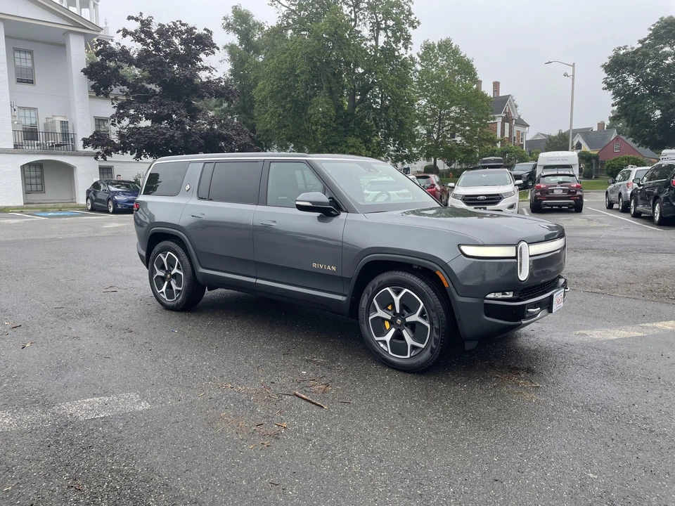 2023 Rivian R1S - Image 18 of 31
