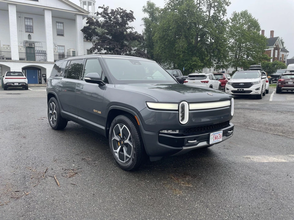 2023 Rivian R1S - Image 19 of 31