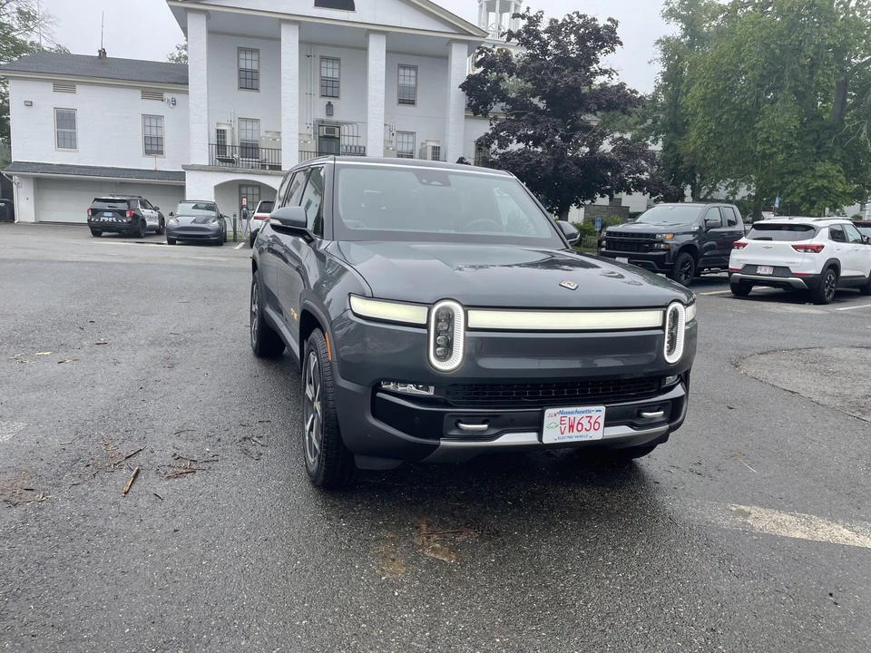 2023 Rivian R1S - Image 20 of 31