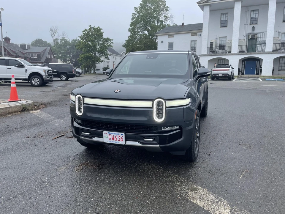 2023 Rivian R1S - Image 2 of 31