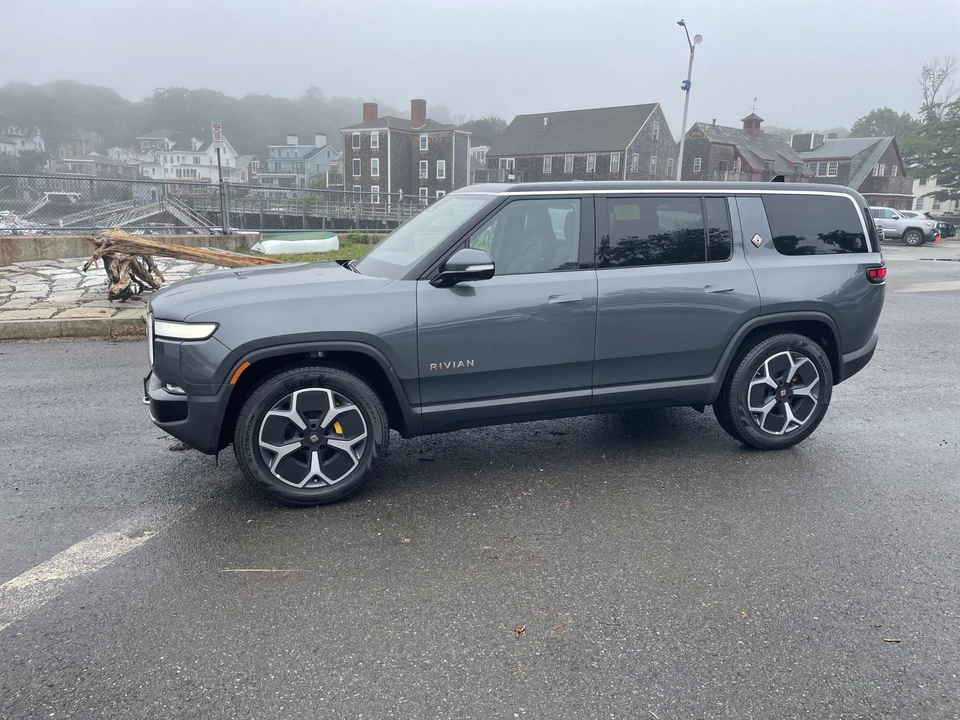 2023 Rivian R1S - Image 4 of 31