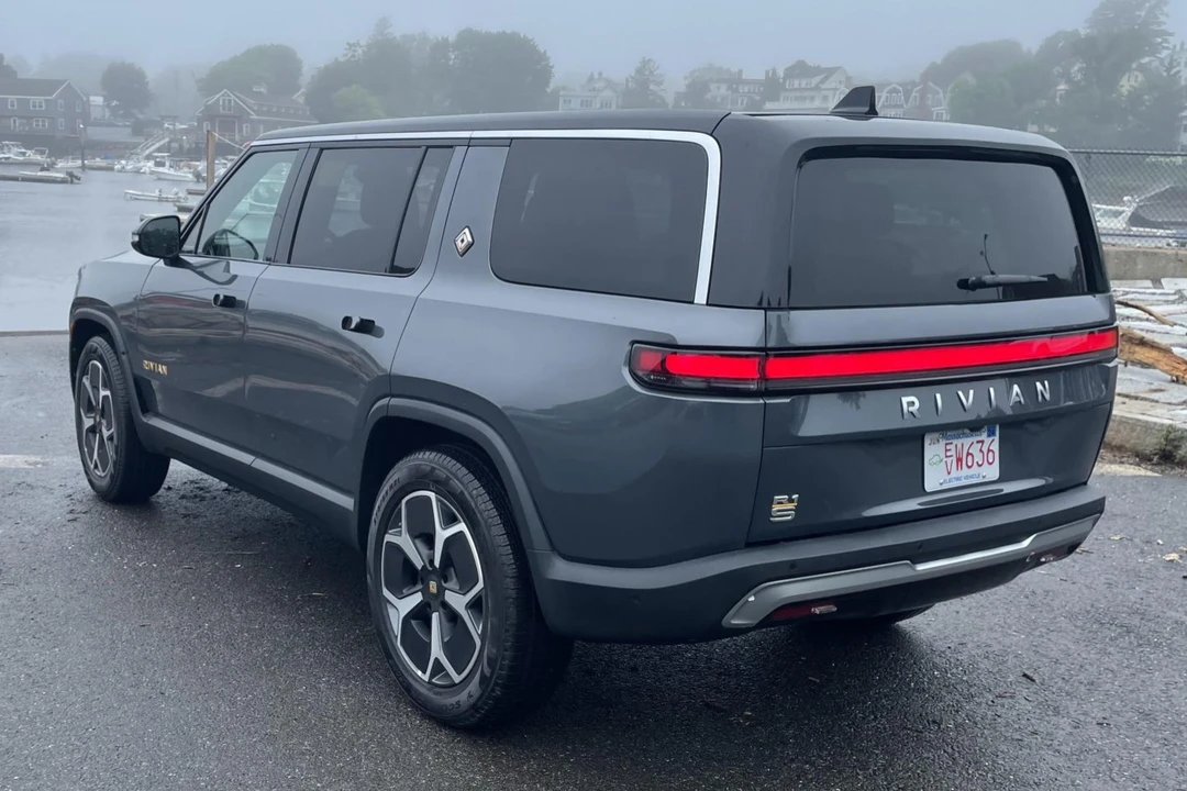 2023 Rivian R1S - Image 8 of 31